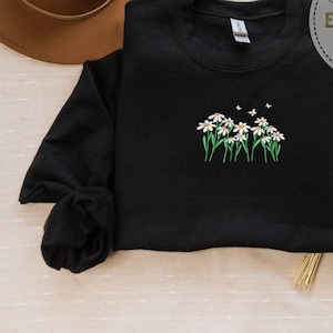 Embroidery Daisy Sweatshirt, Botanical Hoodie, Gift for Her, Mothers Day Hoodie, Embroidered Floral Hoodie, Gifts for Mom, Cute Sweatshirt