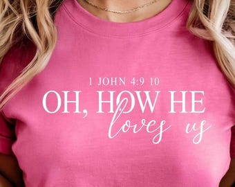 Oh, cuánto nos ama. Camiseta con colores reconfortantes de Juan 4:9, versículo bíblico, Jesucristo, San Valentín, Pascua y fe.