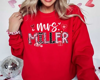 Nombre personalizado Sra. Maestra Camiseta, Camisa del Día de San Valentín, Camisa de San Valentín para maestra, Sudadera para maestra, Apreciación del maestro, Sudadera para mujer
