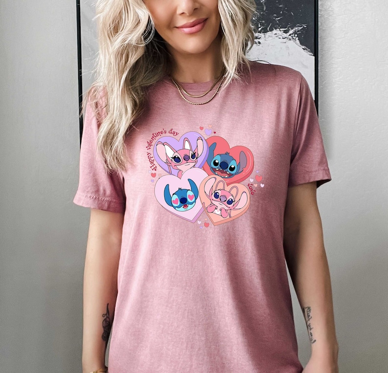 Puede incluir: Camiseta rosa con un gr&aacute;fico de Stitch y Angel de Lilo & Stitch. El gr&aacute;fico presenta a los personajes en corazones con el texto "Happy Valentine's Day".