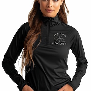 Puede incluir: Una camiseta negra de cuello alto y manga larga. La camiseta tiene un logotipo blanco en la parte delantera que dice "Mt. Morning Mockups" con un gráfico estilizado de montaña y sol.