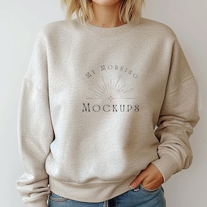 Może przedstawiać: Jasnoszara bluza z napisem "MY MORNING MOCKUPS" w kolorze czarnym, z motywem promieni słonecznych. Bluza ma okrągły dekolt i długie rękawy.