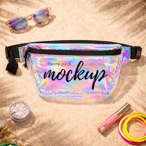 Può includere: Marsupio iridescente con la scritta "fanny pack mockup" in nero. La borsa ha un cinturino e una cerniera neri. Occhiali da sole e altri accessori sono su una superficie sabbiosa.