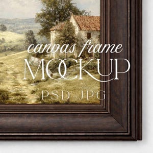 以下が含まれることがあります： 家と木々のある田園風景の絵画が描かれた、額入りのキャンバスプリントのモックアップ。 フレームは濃い茶色です。 テキスト「canvas frame MOCKUP PSD JPG」が画像に重ねられています。
