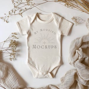 Bella Canvas 100B Mockup Baby Mockup Heather Dust 100B Mockup Kleinkind Mockup Weiß Bodysuit Mock-up Flat Lay 100B Mock Up Print on Demand