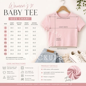 Könnte beinhalten: Ein hellrosa Baby-T-Shirt auf einem Kleiderbügel, mit einer Größentabelle und Pflegehinweisen. Das Shirt hat eine verkürzte Passform mit einem Rundhalsausschnitt, aus weichem, atmungsaktivem Stoff. Maße in cm.
