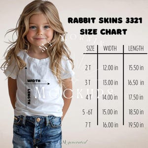 Puede incluir: Una niña con una camiseta blanca y vaqueros. La imagen incluye una tabla de tallas para camisas Rabbit Skins 3321, con medidas en pulgadas, desde la talla 2T hasta la 7T. La anchura mínima es de 30,48 cm.
