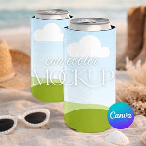 Könnte beinhalten: Zwei Getränkekühler mit Himmel- und Wolkenmuster und dem Text "can cooler MOCKUP". Die Kühler haben eine grüne Basis und befinden sich auf einem Strandhintergrund.