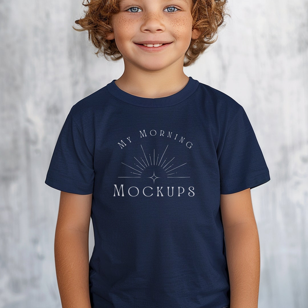 Maqueta de camiseta juvenil Gildan 5000B azul marino (descarga digital ...