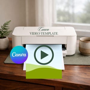 Może przedstawiać: Biała drukarka z napisem "Canva VIDEO TEMPLATE" drukuje stronę z zielonym przyciskiem odtwarzania i zielono-żółtym krajobrazem. Logo Canva znajduje się po lewej stronie. Mały ceramiczny kubek stoi na drewnianym stole.
