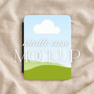 Puede incluir: Una maqueta de funda Kindle con un diseño de cielo y nubes. La funda presenta un fondo azul claro con una nube blanca y colinas verdes. Las palabras "kindle case MOCKUP" están impresas en la funda con una fuente delicada.