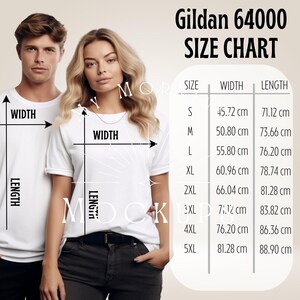 Könnte beinhalten: Ein weißes T-Shirt mit einer Größentabelle für Gildan 64000. Die Tabelle zeigt die Maße in Zentimetern für die Größen S bis 5XL. Ein Mann und eine Frau tragen das T-Shirt.
