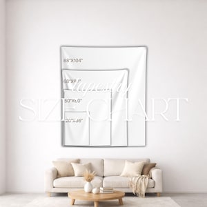 以下が含まれることがあります： 白のタペストリーサイズチャート。サイズは224cm x 264cm、173cm x 20cm、127cm x 0cm、66cm x 91cm。テキスト「SIZE CHART」と「tapestry」が表示されています。クッションとコーヒーテーブルのあるベージュのソファが前景にあります。