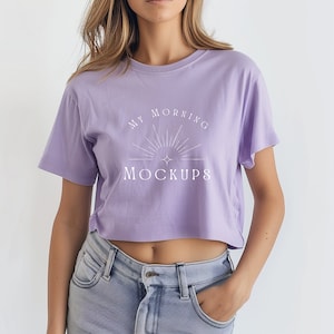 Puede incluir: Una camiseta corta de color morado con mangas cortas y el texto "MY MORNING MOCKUPS" en blanco. La camiseta presenta un diseño de sol estilizado.