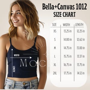 Puede incluir: Camiseta sin mangas acanalada azul marino con tirantes finos. La imagen incluye una tabla de tallas para Bella+Canvas 1012, que muestra las medidas de ancho y largo en pulgadas para las tallas XS a 2XL. La modelo lleva la camiseta.