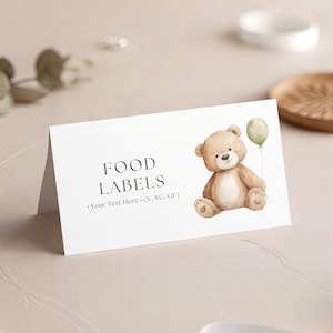 Könnte beinhalten: Weiße, gefaltete Lebensmittelkarten mit dem Text "FOOD LABELS" und einer Aquarellillustration eines Teddybären, der einen grünen Ballon hält. Die Karte enthält auch den Text "Your Text Here".