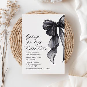 Ze bindt haar 20ste verjaardagsuitnodiging vast, zwarte strik uitnodiging, 30e verjaardag uitnodigen, verjaardag flirt, instant download