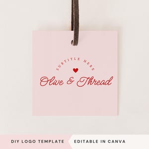Puede incluir: Plantilla de logotipo rosa con el texto "Olive & Thread" en fuente cursiva roja. El texto "SUBTITLE HERE" está en rojo sobre el texto principal con un pequeño corazón rojo entre ambos. El logotipo está en una etiqueta rosa con una cuerda marrón.