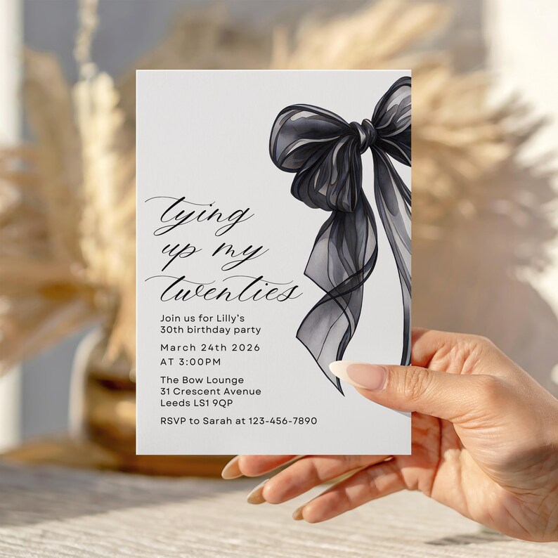 Pu&ograve; includere: Un biglietto d'invito bianco con la scritta "Tying up my twenties" e un'illustrazione di fiocco nero. La carta include anche i dettagli della festa: data, ora e luogo per il 30&deg; compleanno di Lilly.