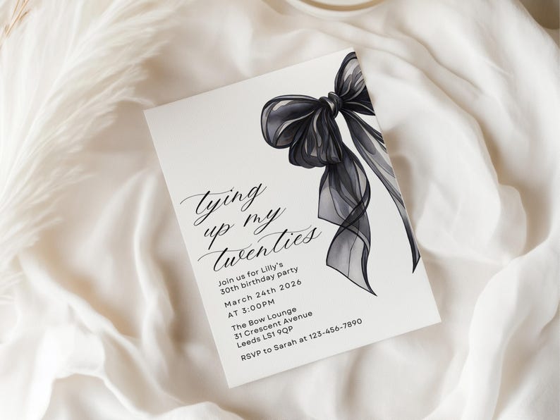 Pu&ograve; includere: Biglietto d'invito bianco con un'illustrazione di fiocco nero ad acquerello. Il biglietto presenta un'elegante calligrafia che recita "Tying up my twenties" e include i dettagli dell'evento per una festa di compleanno, come data, ora e luogo.
