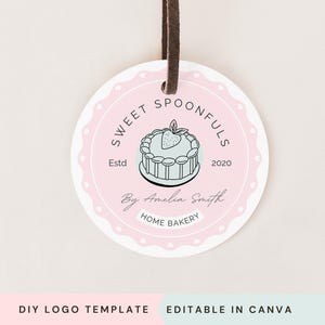 Puede incluir: Una plantilla de logotipo rosa y blanco para una panadería casera llamada "Sweet Spoonfuls" establecida en 2020. El logotipo presenta una ilustración estilizada de un pastel con una fresa en la parte superior.