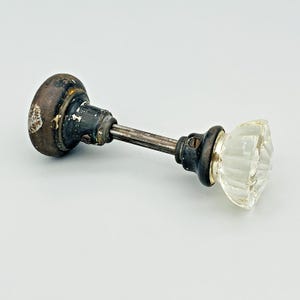 Pomelli antichi in vetro trasparente e metallo con perno a 12 punte, stile vittoriano di recupero