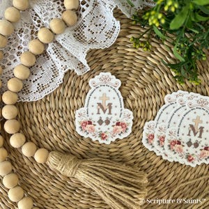 Pegatina transparente de vinilo con diseño floral de la Medalla Milagrosa, pegatina de la Virgen María, imán, regalo católico, SS4 imagen 9