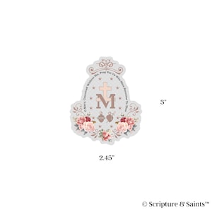 Puede incluir: Una pegatina blanca con un dise&ntilde;o de Medalla Milagrosa rosa y dorada. La medalla presenta a la Virgen Mar&iacute;a, una cruz y las palabras "Oh Mar&iacute;a, concebida sin pecado, ruega por nosotros que recurrimos a ti". La pegatina tiene un di&aacute;metro de 7,62 cm.