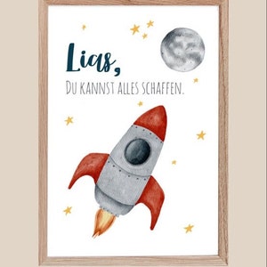 Poster Kinderzimmer | Rakete, Mond, Sterne - personalisiert mit Namen, A4 | Geschenk für Jungen, Mädchen zum Geburtstag, zur Taufe