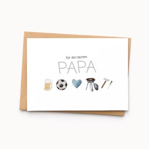Puede incluir: Una tarjeta de felicitación blanca con la palabra alemana "PAPA" en gris y la frase "für den besten" encima. La tarjeta presenta ilustraciones de acuarela de una jarra de cerveza, un balón de fútbol, un corazón, una parrilla y herramientas. La tarjeta está dentro de un sobre marrón.