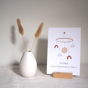 Cartão de nascimento | Bem-vindo, pequeno raio de sol! Móbile com nuvens, arco-íris e sol | Cartão postal A6, cartão dobrável - personalizável