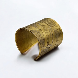 Vintage Biche de Bère Paris – Brazalete – Nelly Biche – Latón con diseño de impresión de periódico - Francia