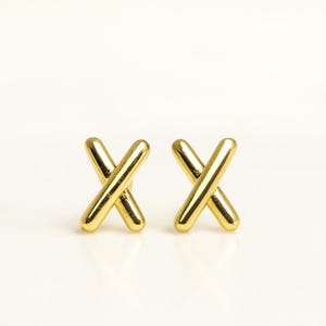 ゴールドメッキのクリスクロススタッドイヤリング：ミニマリスト×スタッド