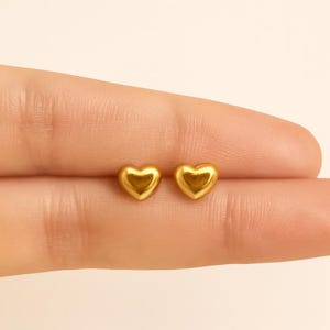 Vergoldete Mini-Herzohrstecker: Hypoallergene Schraubohrringe