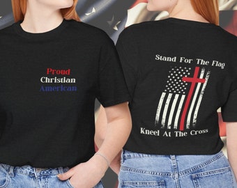 Stehen für die Flagge - Knien am Kreuz Unisex Kurzarm-T-Shirt | Christian American Red White & Blue Shirt | Gott und Land Top