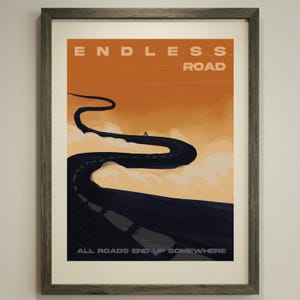 Könnte beinhalten: Gerahmter Kunstdruck mit einer kurvenreichen Straße vor orangefarbenem Himmel. Die Worte „ENDLESS ROAD“ stehen oben und „ALL ROADS END UP SOMEWHERE“ unten. Die Straße ist dunkelblau, der Himmel hat einen Farbverlauf.