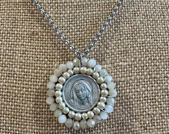 Madonna Medaillen-Halskette: Böhmisches Glas, Flussperlen, Edelstahlkette
