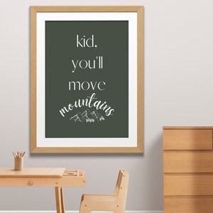 Kid, You&#39;ll Move Mountains Decorazione da parete (set da 2) per cameretta e cameretta dei bambini, download digitale immediato, sfondo verde cacciatore e bianco