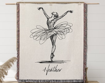 Puede incluir: Un dibujo en blanco y negro de una bailarina en un tutú con el nombre Heather escrito debajo. El dibujo está en un tapiz tejido de color crema con un borde de flecos.