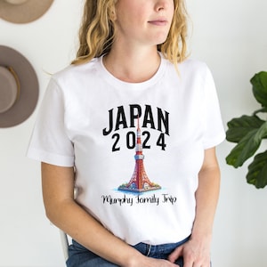 K&ouml;nnte beinhalten: Wei&szlig;es T-Shirt mit einer schwarzen Grafik der Tokyo Skytree, dem Text "JAPAN 2024" und dem Text "Murphy Family Trip".