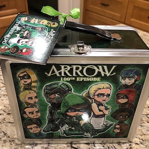 Auténtico obsequio conmemorativo para la tripulación de los 100 episodios de la serie de televisión ARROW