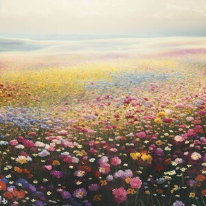 Può includere: Un campo vibrante di fiori colorati in piena fioritura. L'immagine mostra una varietà di fiori in tonalità di rosa, giallo, blu e bianco, creando un paesaggio pittoresco sotto un cielo morbido e nebbioso. I fiori sono fittamente raggruppati, suggerendo un prato o un giardino.