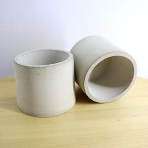 Kleiner runder Topf aus Beton für Sukkulenten, Kakteen, kleiner Übertopf, Handarbeit.