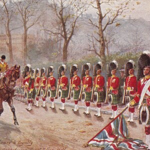 Puede incluir: Un grupo de soldados con uniformes rojos y verdes se encuentran en formación, sosteniendo rifles y una bandera. Están inclinando las banderas en un saludo a la realeza. Los soldados están frente a un carruaje con caballos y un grupo de personas en el fondo.