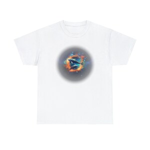 Cosmic Galaxy Dolphin Art by ABE, Tendencia, Amante de los animales, Regalo, Camiseta de algodón pesado unisex