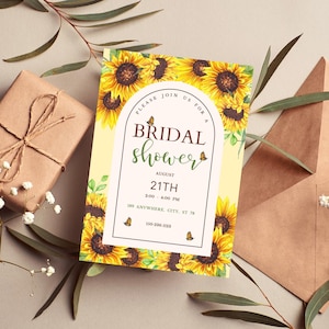 Può includere: Un invito per un addio al nubilato con un design di girasoli. L'invito include il testo "BRIDAL shower" in corsivo verde, insieme alla data, all'ora e al luogo. L'invito è circondato da girasoli e farfalle.