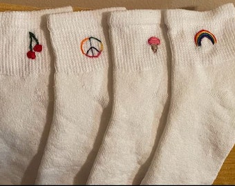 Handbestickte Crew Socken | Dinosaurier, Regenbogen, Eis, Peace-Zeichen | Wunschstickerei | Damen Söckchen | einzigartige witzige Geschenksocke