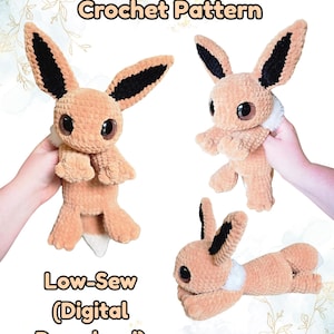 Puede incluir: Tres juguetes de peluche de zorro de ganchillo en varias poses. Los zorros son de color marrón claro con orejas con puntas negras y ojos grandes y oscuros. Se muestra el texto "Faye the Swift Fox Crochet Pattern" y "Low-Sew (Digital Download)".