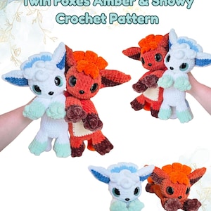 Op de afbeelding: Twee pluche vossenspeeltjes, één oranje met donkerbruine accenten en één wit met lichtblauwe en mintgroene accenten, met grote zwarte ogen en krullend haar. De tekst luidt Twin Foxes Amber & Snowy Crochet Pattern.
