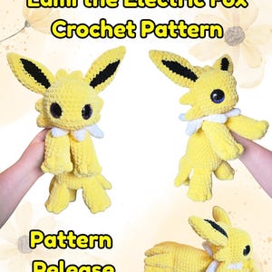 Puede incluir: Lanzamiento de un patrón de crochet con Lumi, el Zorro Eléctrico. La imagen muestra tres zorros de peluche amarillos con detalles negros en las orejas. Se muestra el texto "Lumi the Electric Fox Crochet Pattern" y "Pattern Release".
